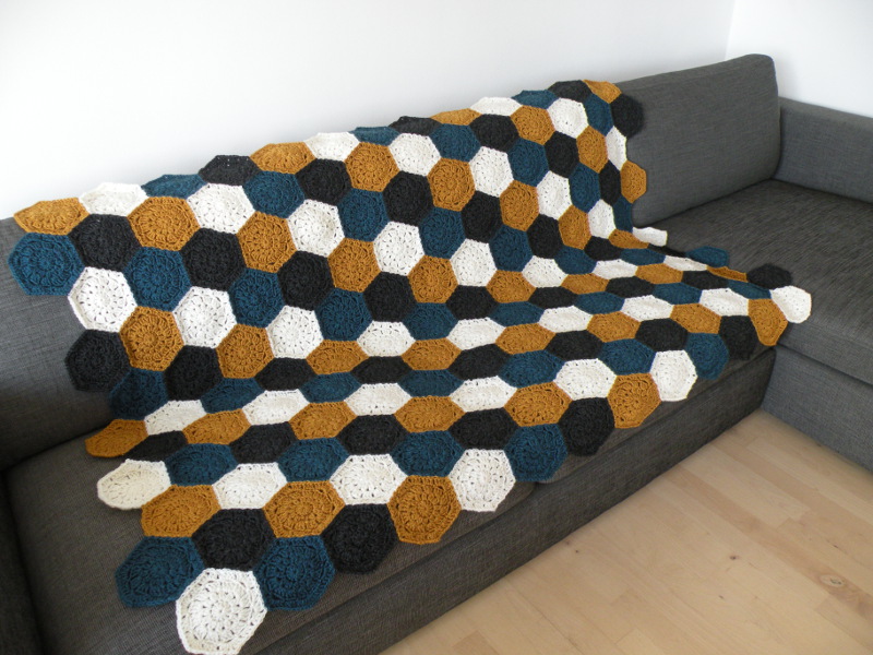 Hæklet tæppe - Færdigt tæppe med sekskanter 1
